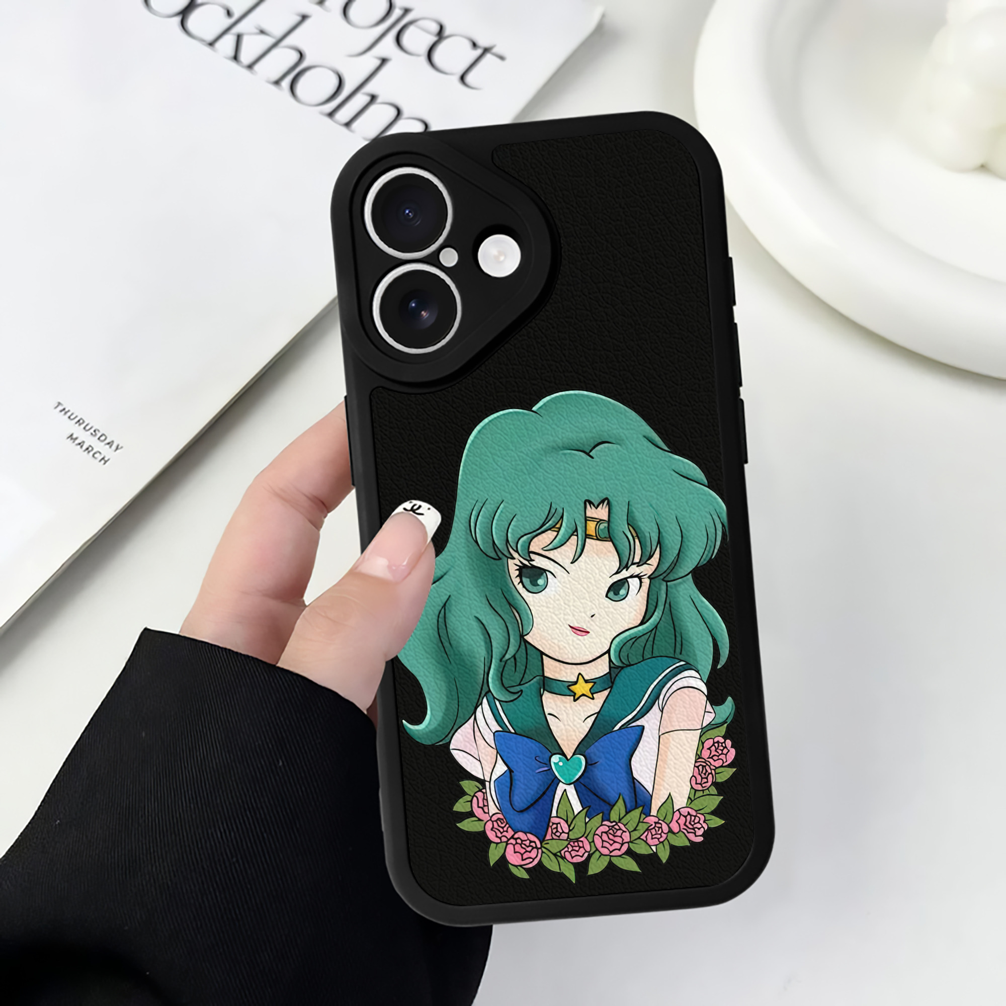 （画像用） 美少女戦士セーラームーン 海王 みちる（かいおう みちる） Sailor Moon Kaiou Michiru 【iPhone 16シリーズ対応】シリコンスマホケース（レザー調） 材質：シリコン